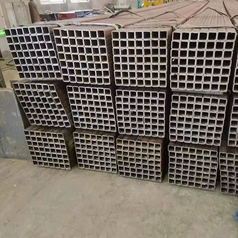 Қалың қара төртбұрышты түтік